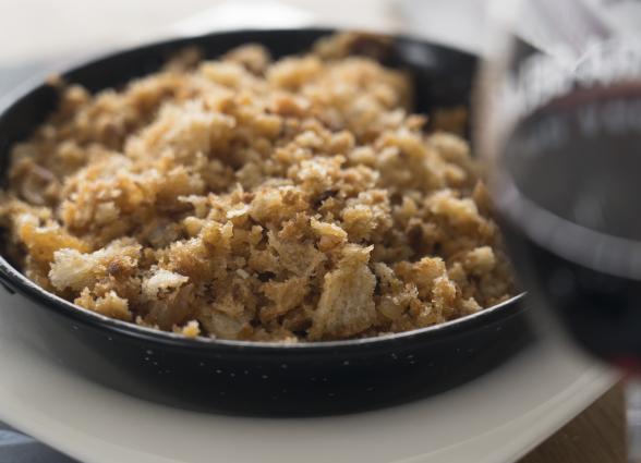 Plato de migas con copa de vino en un restaurante del Pirineo de Navarra