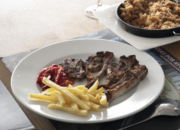 Plato de carne asada con patat