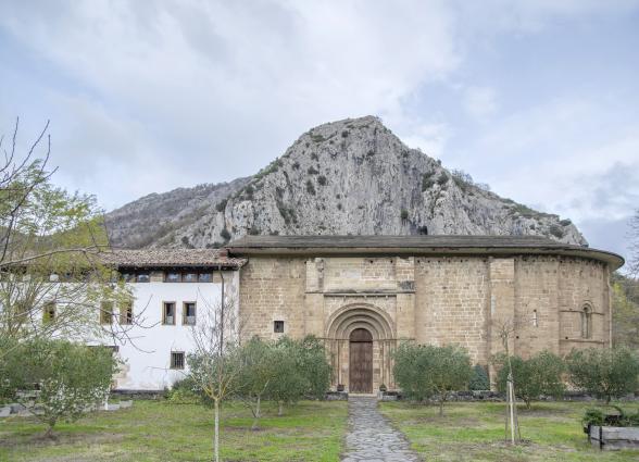 Fachada románica del Monasterio de Zamartze con portada de piedra.