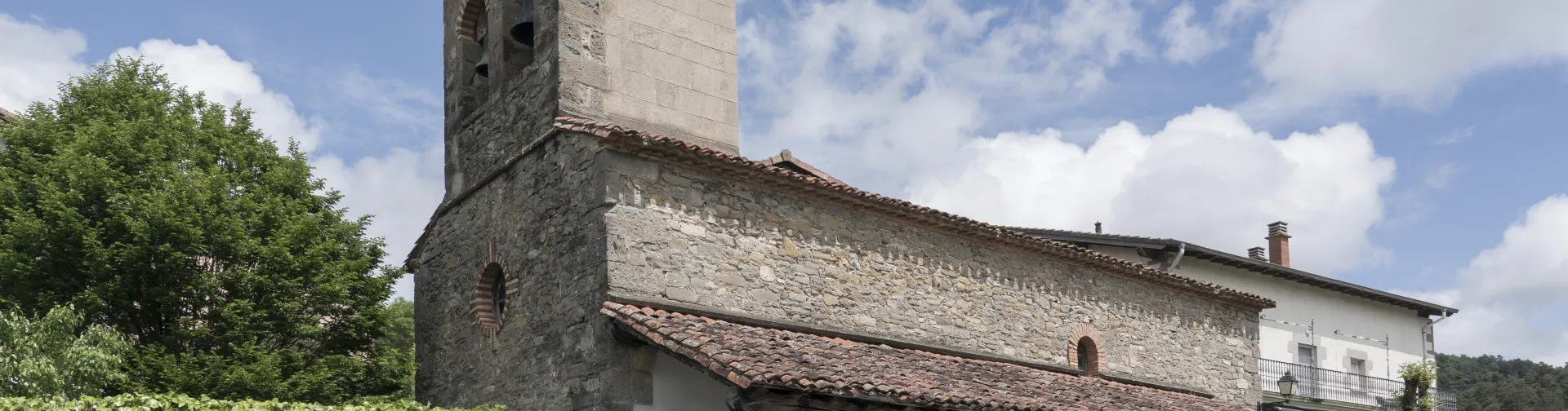 Agorretako (Nafarroako Pirinioak) harrizko parrokia-eliza erromanikoa, kanpandorrea duena eta landaretzaz inguratua.
