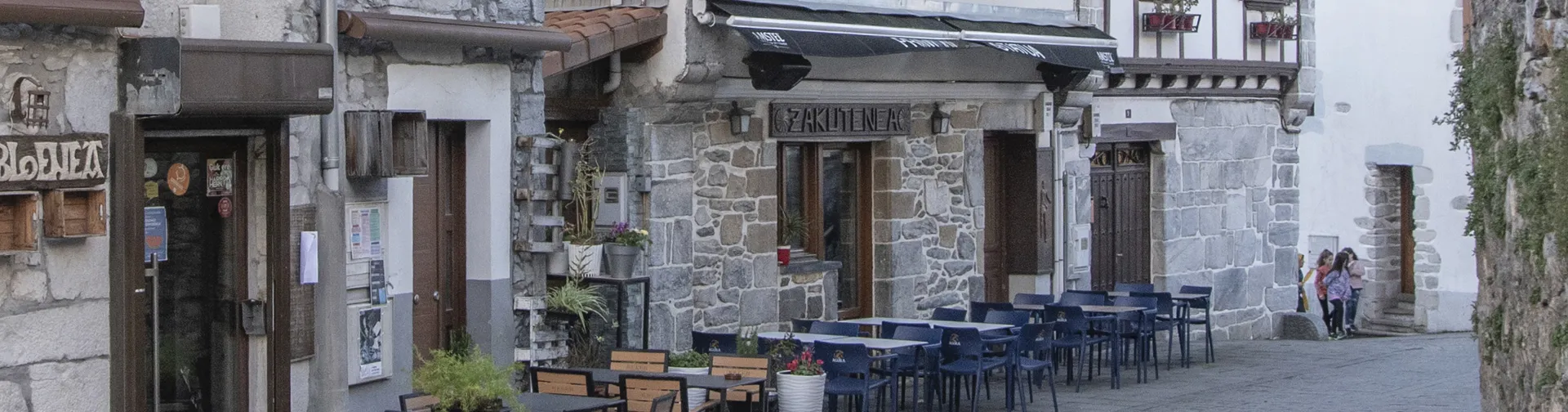 Calle del casco urbano donde se encuentra el bar y restaurante Pablo Enea en Arantza.