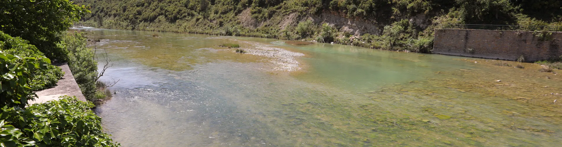 Río Aragón con aguas claras en Coto de Pesca con bosque al fondo, sendero Urdina.