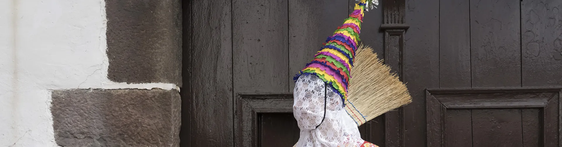 Figura de personaje del Carnaval de Lantz, llamado txatxo, con indumentaria tradicional colorida, sombreros de paja 