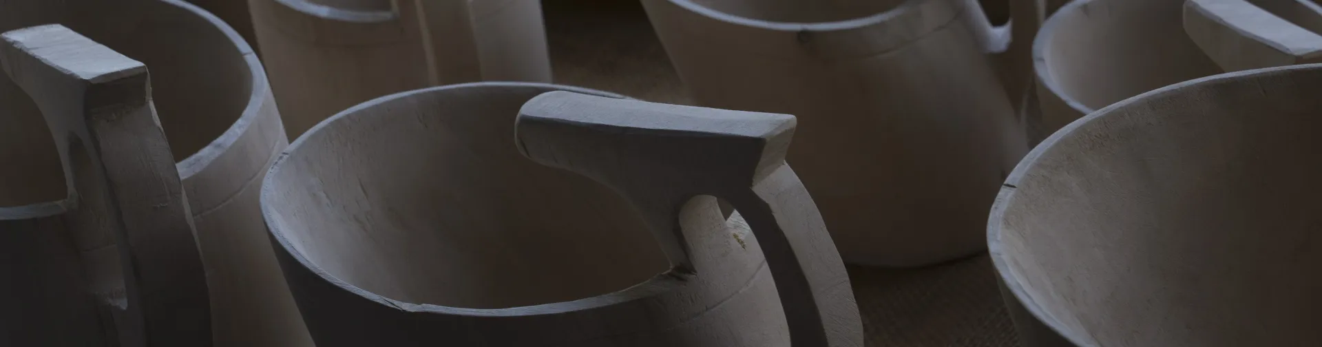 plano detalle de muchos kaikus de madera puestos sobre una mesa de madera.