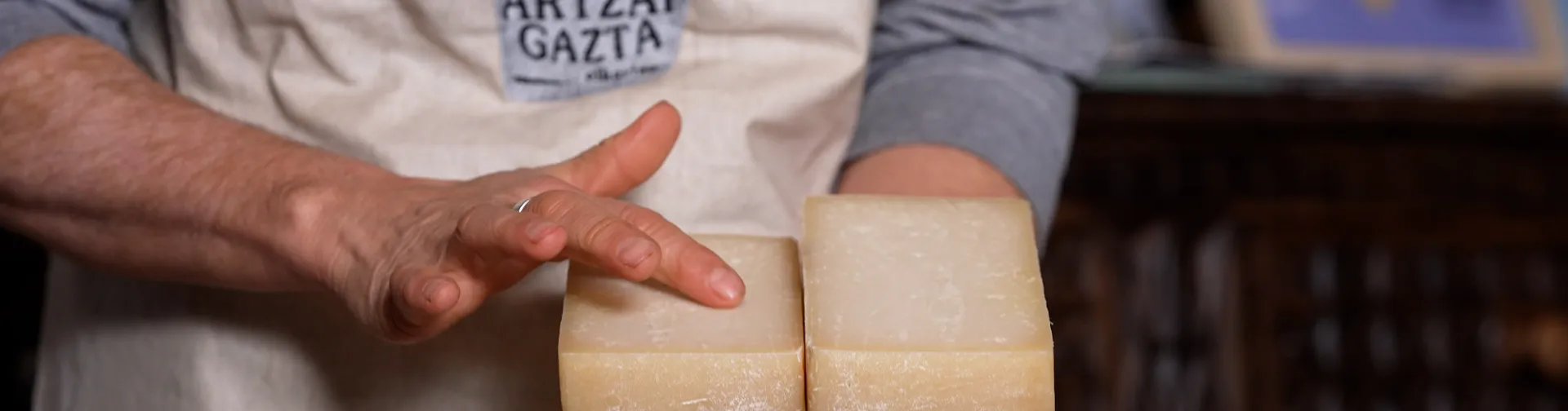 Productora de experiencia Beloki Mendia mostrando  queso, en Uztegui, Plazaola-Sakana-Ultzamaldea.
