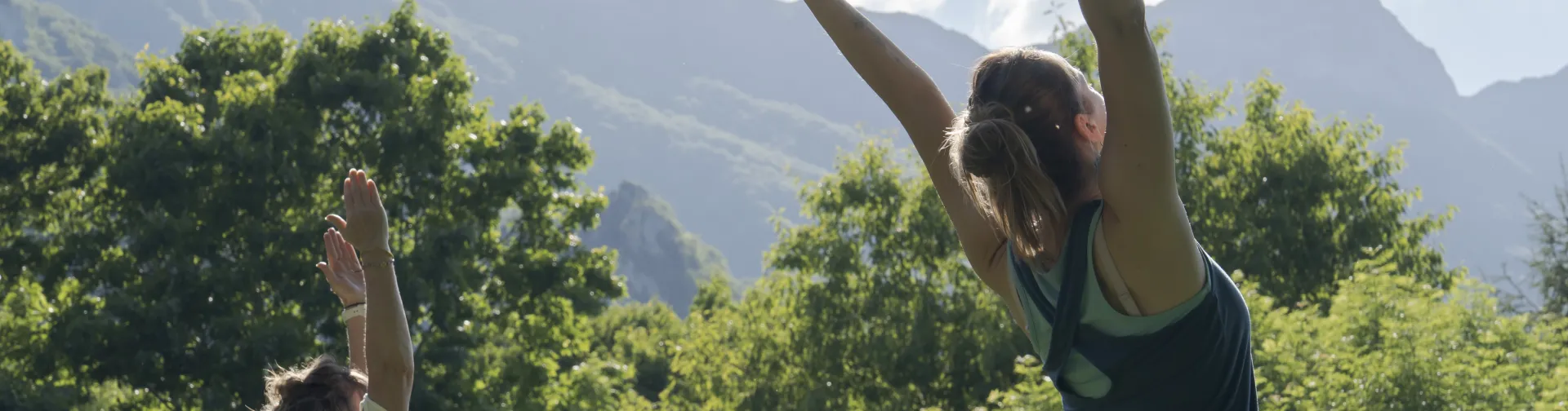 Dos personas practicando yoga al aire libre en valle de Araitz, parte de la experiencia de Ekino Aukera.