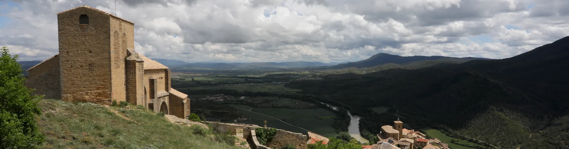 Iglesia en la parte alta del pueblo de Gallipienzo con vistas al pueblo y a los montes boscosos de alrededor.