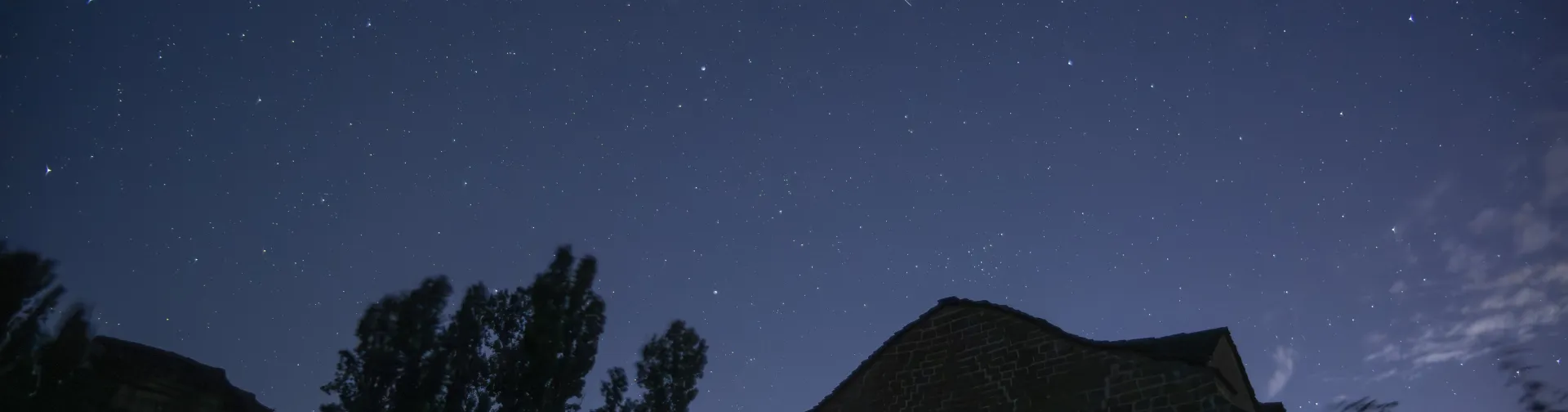 Cielo nocturno estrellado sobre la ermita de San Zoilo en Cáseda.