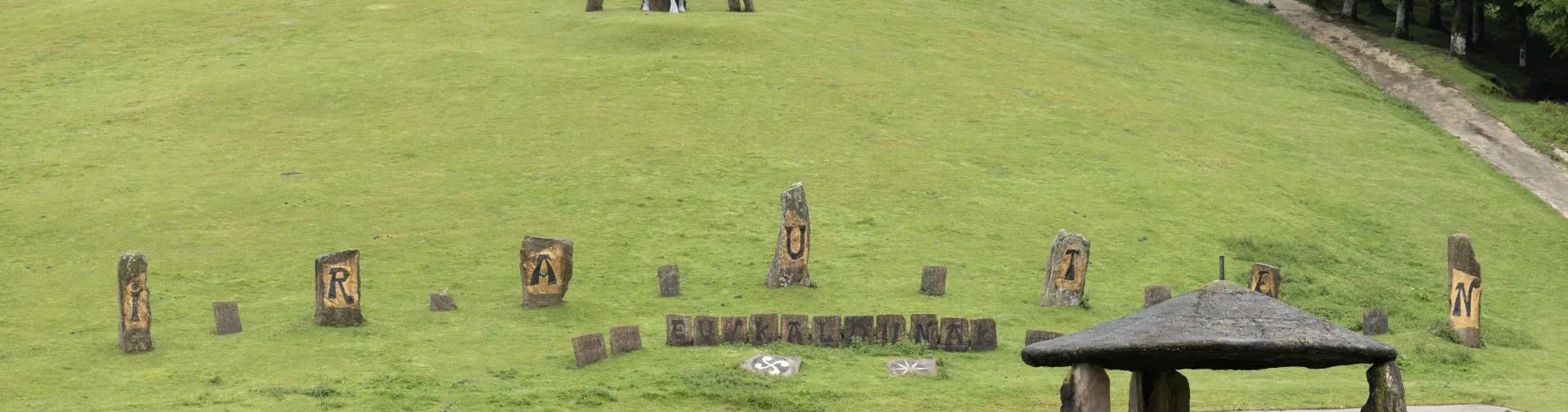 Museo de la Piedra, Peru Harri, en espacio abierto dedicado del deporte rural con esculturas de piedra en prado verde