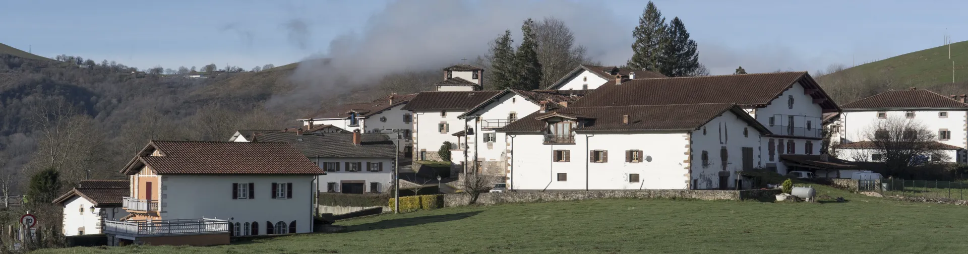 Vista general del pueblo de Aniz, un conjunto de casas tradicionales blancas.