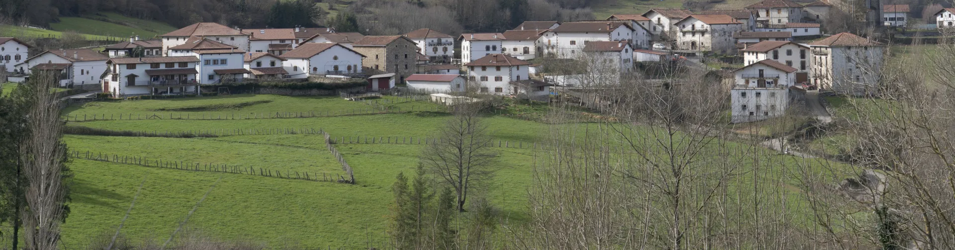 Vista general del paisaje y pueblo de Beintza-Labaien.