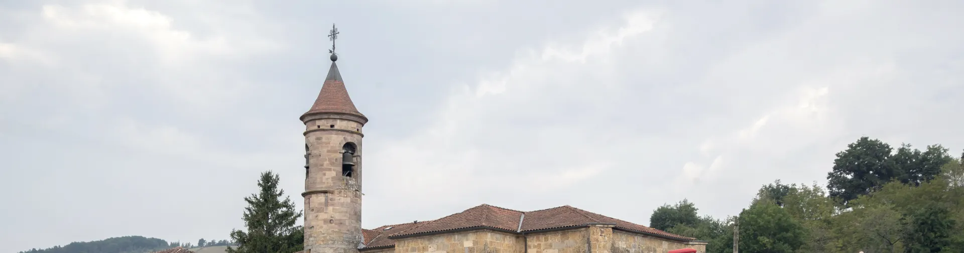 Conjunto de casas alrededor de la iglesia de la Asunción de Donamaria.