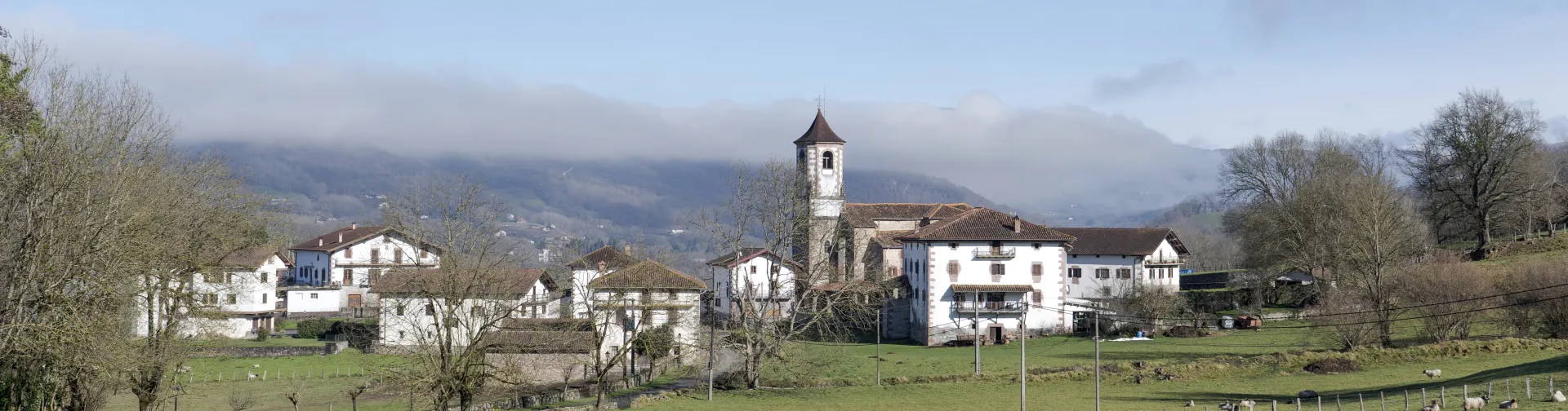 Vista general del paisaje y pueblo de Gartzain.