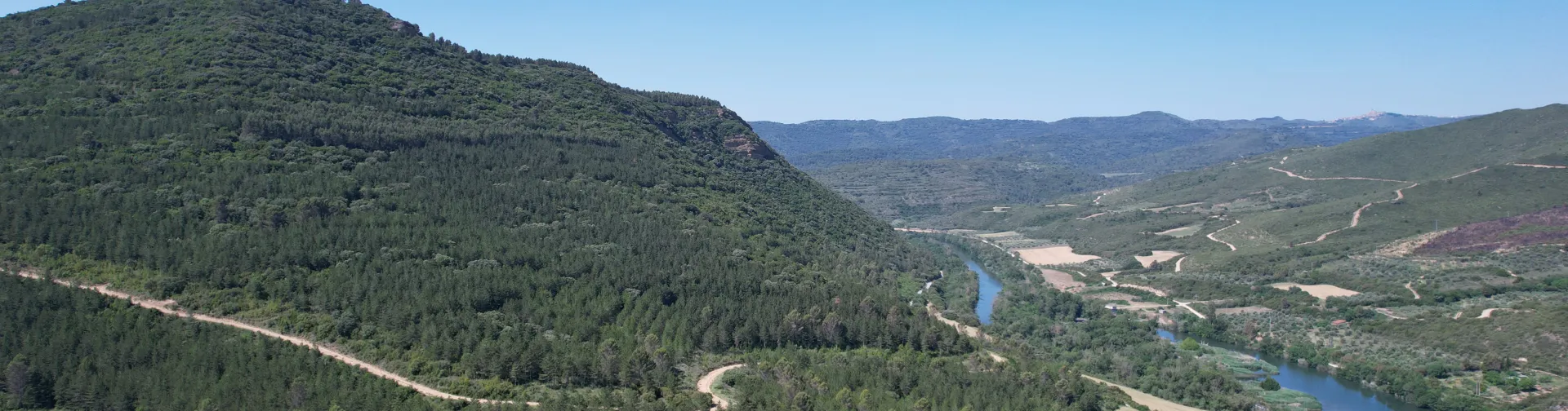 Río Aragón con cortados rocosos y bosque en Reserva Natural de Caparreta, Comarca de Sangüesa.