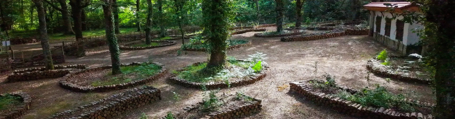 Vista de bosque encantado de Basaburua, con construcciones de troncos, en Plazaola Sakana Ultzamaldea