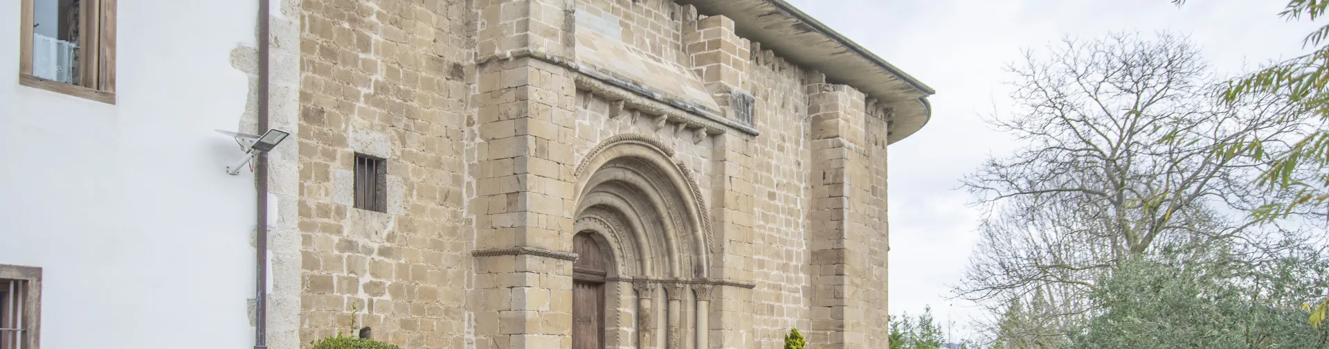 Fachada románica del Monasterio de Zamartze con portada de piedra.