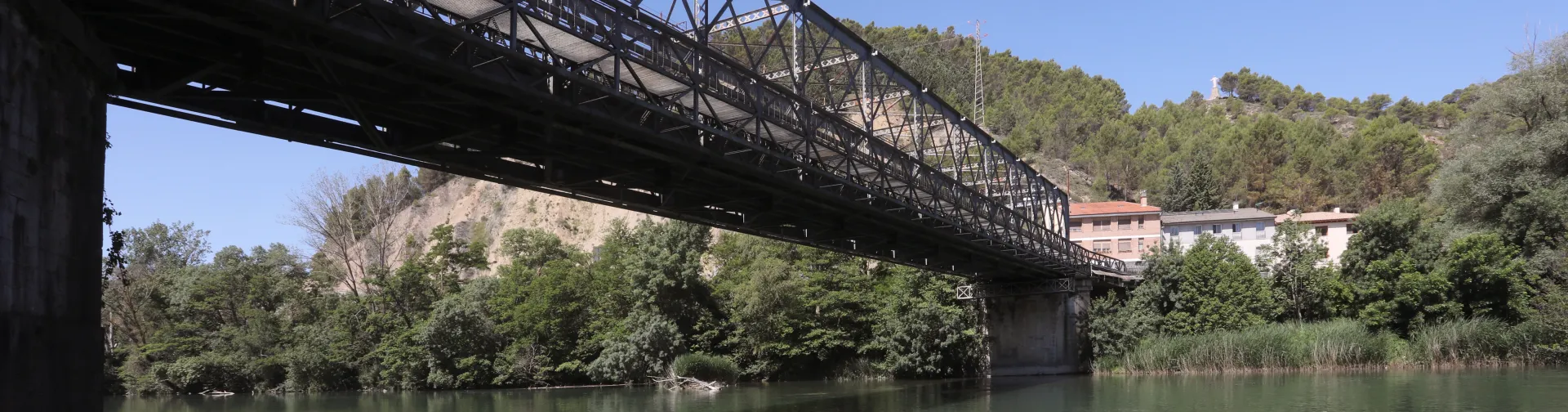 Puente de hierro histórico sobre río Aragón en ruta Sendero Urdina, Sangüesa.