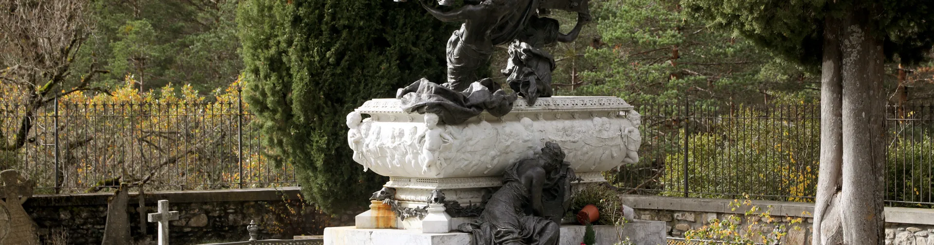 Mausoleo del tenor Julian Gayarre, en el cementerio de Roncal, rodeado de bosque y cipreses.