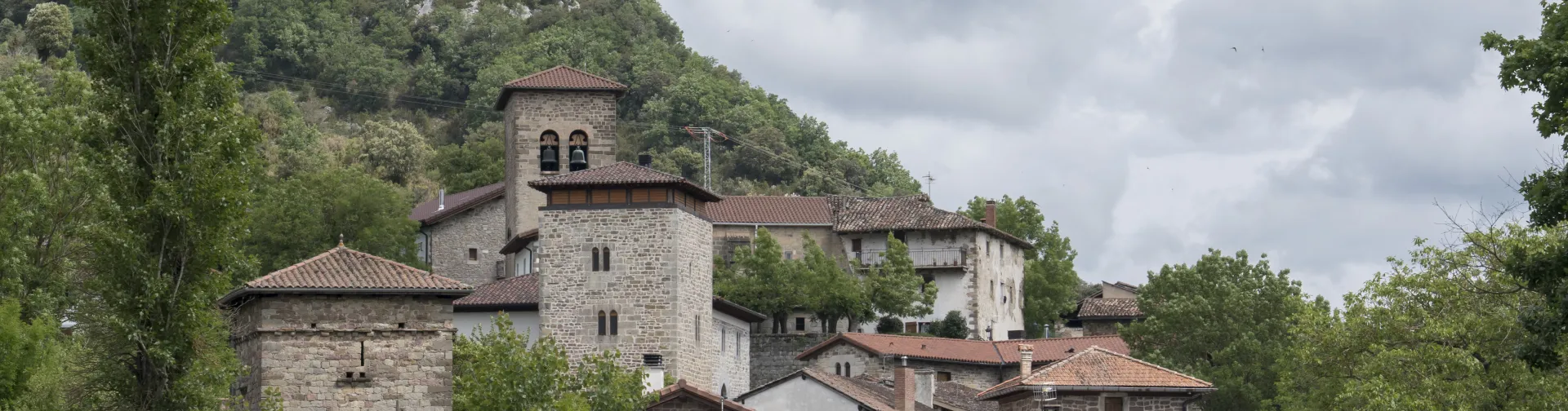Vista general del pueblo de Uriz, Pirineo de Navarra, rodeados de monte boscoso y vegetacion.