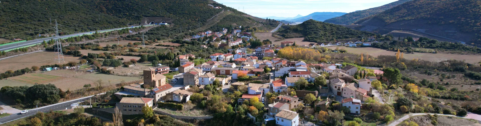 Vista aérea del pueblo de Yesa rodeado de montes boscosos.
