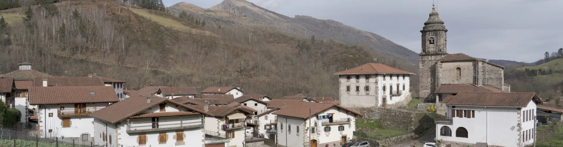 Vista panorámica de Zubieta con iglesia y entorno montañoso