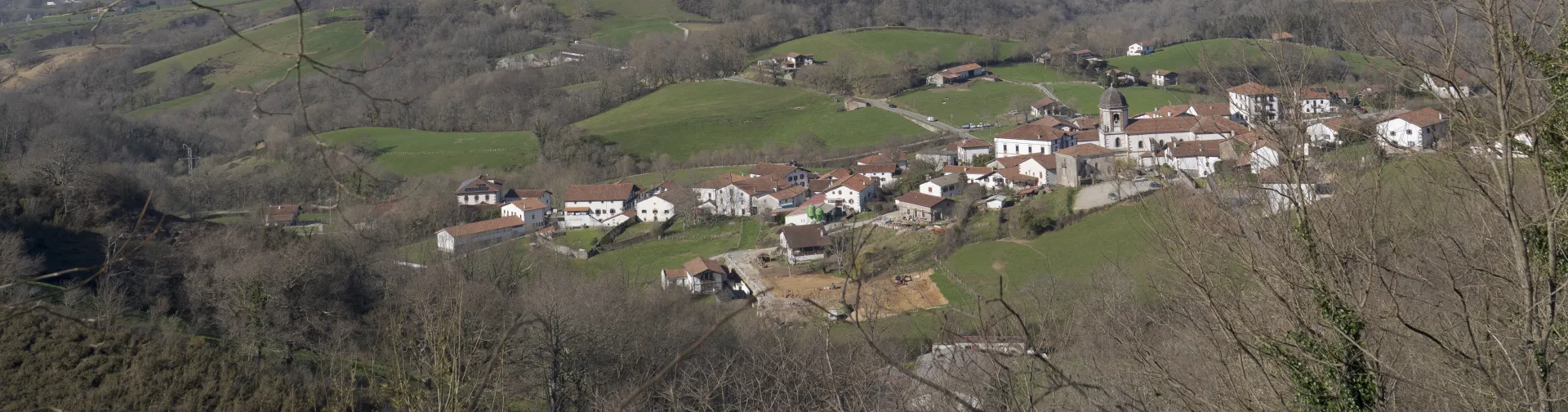 Zugarramurdiko ikuspegi panoramikoa, landa-paisaiaz inguratua