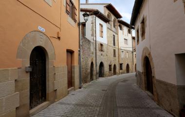 Calle empedrada de Aoiz con casas de piedra y arquitectura tradicional.