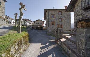 Calle de Arano con casas tradicionales vascas de piedra.