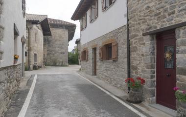 Calle con casas de piedra en Ardaitz, Pirineo navarro, con eguzkilore en la puerta.