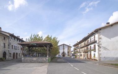 Plaza de Arruazu con arquitectura tradicional de piedra y casas tradicionales alrededor.