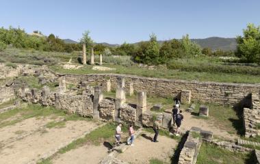 Visitantes que disfrutan de la experiencia de Bodega Eslava entran en el yacimiento de Santa Criz de Eslava.