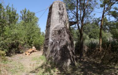 Estructura histórica de piedra que conecta por un cable los dos lados del rio, la Barca de Monrealico en el Sendero Urdina.