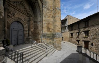 Iglesia de Ntra. Sra. de La Asuncion en Cáseda con portada  y escalinata de acceso.