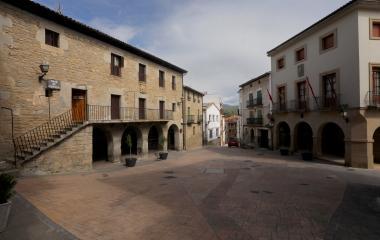 Plaza de Cáseda, soportales de piedra en casa de cultura y ayuntamiento.
