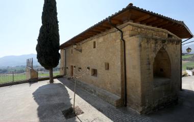 Construcción de piedra con vistas al valle de Eslava, construcción medieval con arco de entrada y tejadillo de madera.