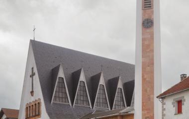 Iglesia de Espinal con campanario y  cubierta  de pizarra gris,  en Pirineo navarro.
