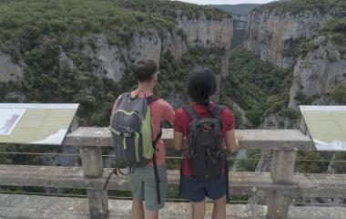 Dos senderistas admiran el paisaje de la Foz de Arbayun.