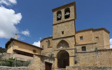 Iglesia de piedra arenisca con torre campanario de dos vanos en Gallipienzo.