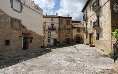 Plaza de Gallipienzo con casas de piedra arenisca y balconadas de hierro forjado.