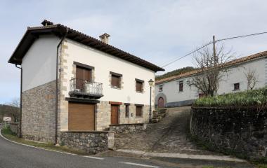 Calle de Gallues con casas de piedra tradicionales, muros de piedra y arquitectura rural pirenaica.