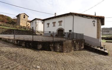 Calle de Gallues con casas blancas tradicionales y arquitectura rural pirenaica, al fondo la iglesia.
