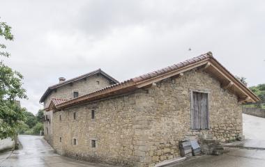 Contrucción de piedra en Ilurdoz, Pirineo navarro, con puerta de madera envejecida.