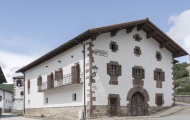 Caserío tradicional de piedra con balconada en Iragi, Pirineo navarro.