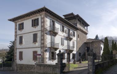 Vista general del palacio de Irurita con múltiples pisos y  balcones de la arquitectura tradicional vasca.