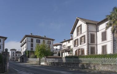 Conjunto de casas blancas en Irurita.