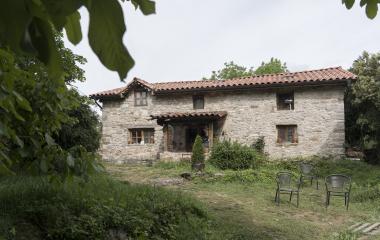Casa tradicional de piedra en Lacabe, Pirineo navarro.