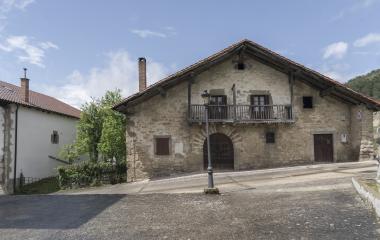 Caserío de piedra de Lenaroz con balconada de madera, Pirineo navarro.