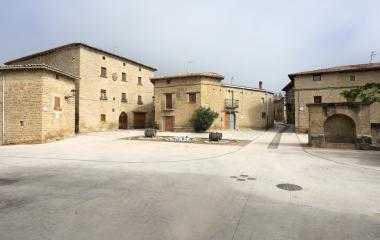 Plaza de Lerga con casas de piedra arenisca y arquitectura tradicional navarra.