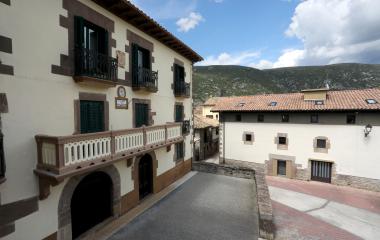 Plaza de Liédena con casas de piedra, balconadas y patio.