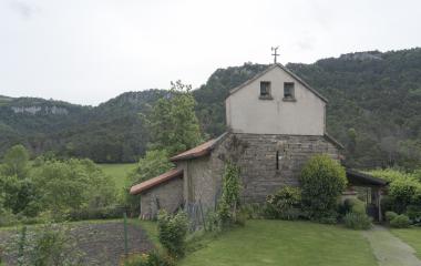 Iglesia de Loizu, rodeada de monte boscoso, Pirineo Navarro.